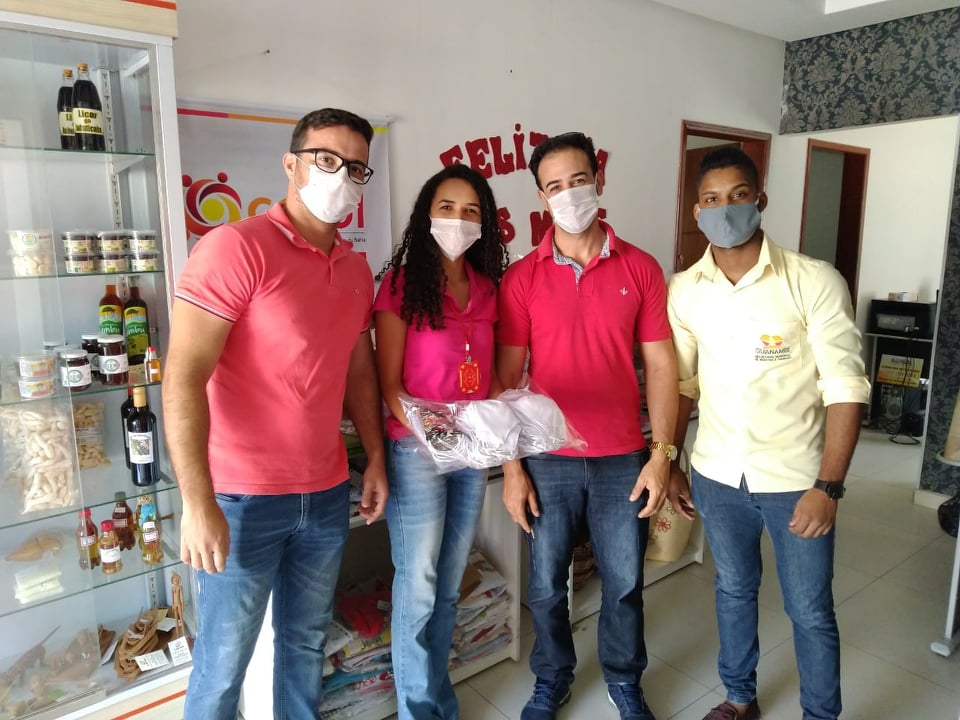 Entrega de m�scaras � Secretaria de Desenvolvimento Econ�mico de Guanambi para distribui��o aos feirantes do mercado municipal.