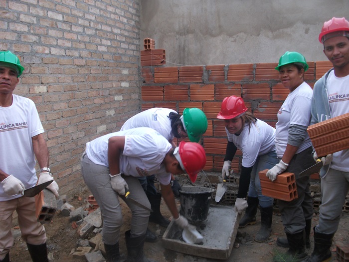 Turma de Pedreiro de Po��es