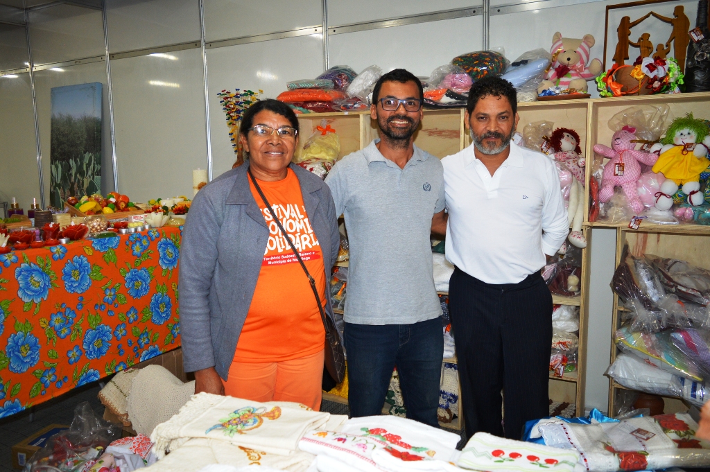 Luiz Cravo, coordenador do Cesol Sert�o Produtivo no centro, ao lado dos artes�os Ana Fiuza e Mesaque Cunha