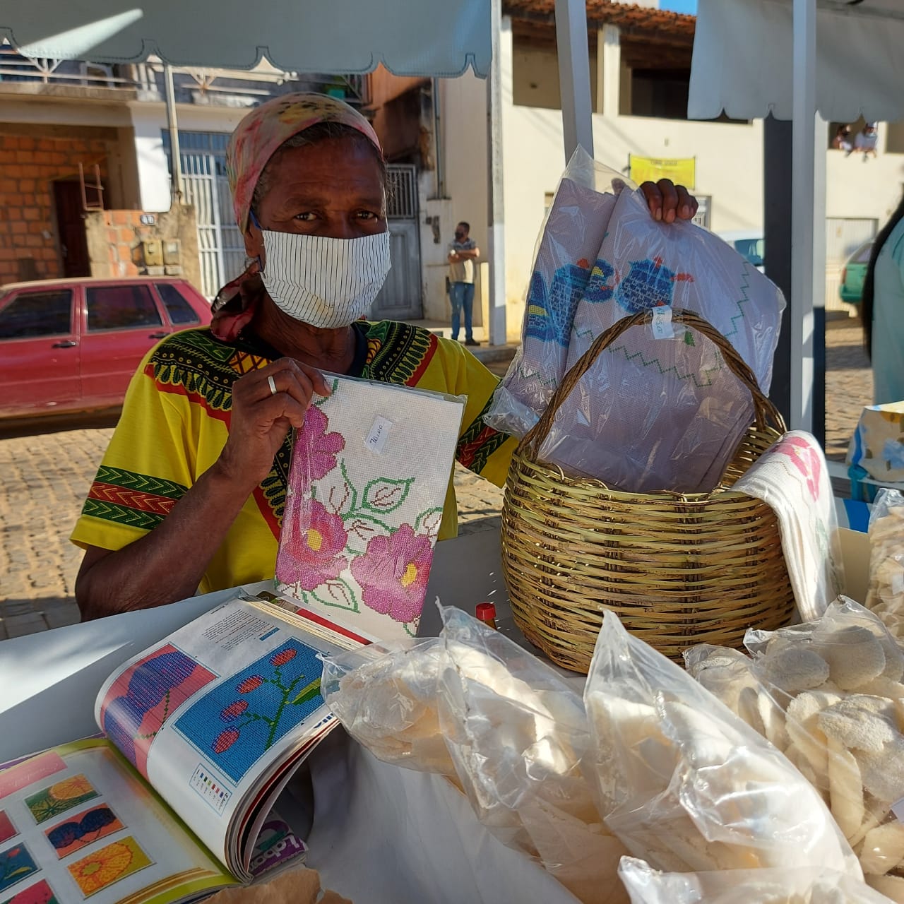 Empreendimentos assessorados pelo Cesol participam da Feira da Agricultura Familiar no munic�pio de Caetit� 