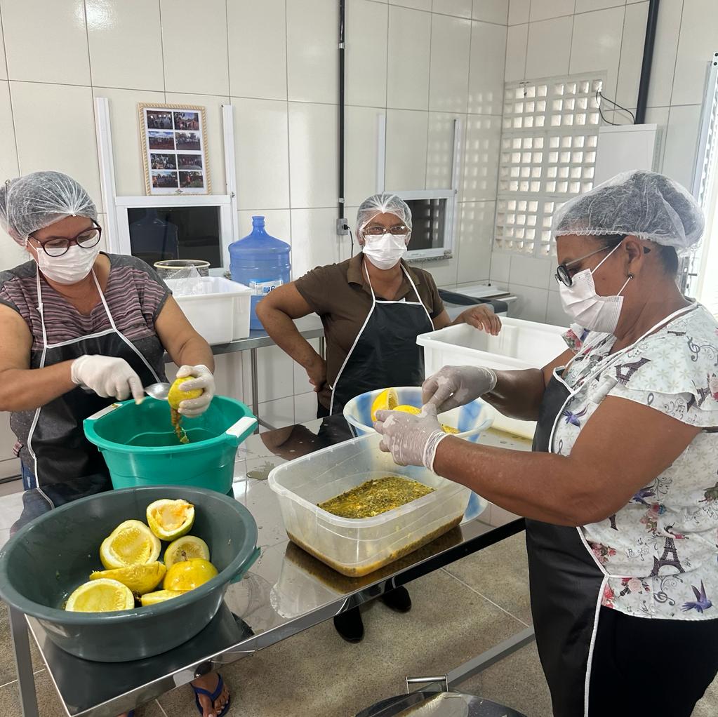 Associa��o de Mulheres do munic�pio de Pinda� recebem oficina de qualifica��o na unidade de beneficiamento de frutas  