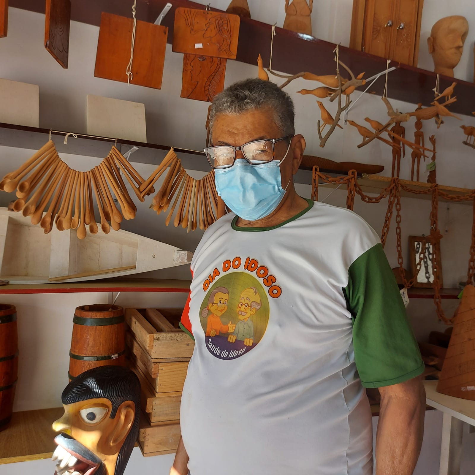 Arte em madeira pelas m�os e criatividade do guanambiense Valdevino Mota 