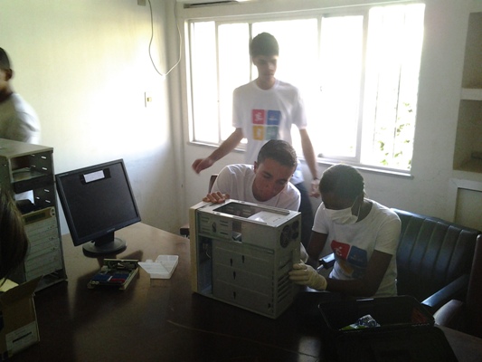 Alunos do Trilha de Brumado prestaram servi�os gratuitos de manuten��o de computadores ao F�rum