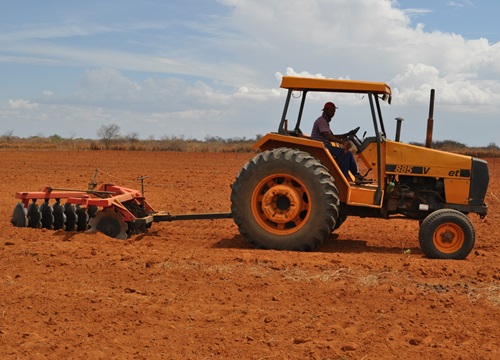 Financiamento CrediSol - Beneficiadores de mandioca adquirem trator para plantio em Vargem Alta