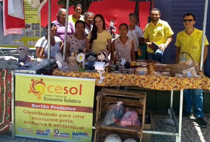 Agricultores familiares comercializam produtos em exposi��o no centro de Guanambi 