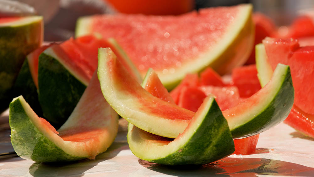 Estudantes produzem biopl�stico feito com casca de melancia